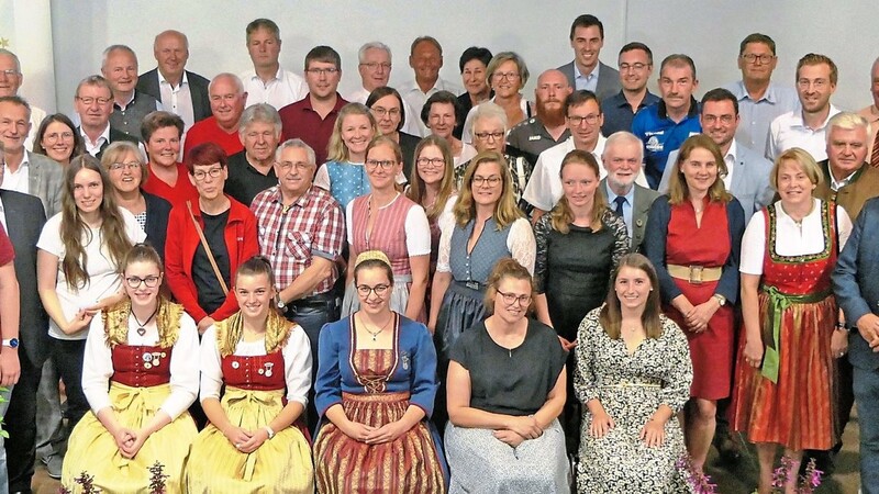 Vielfältiges Engagement zeigen die neuen Inhaber der Ehrenamtskarten aus dem gesamten Landkreis Straubing-Bogen, die sich gemeinsam mit Landrat Josef Laumer, seinen Stellvertreterinnen Barbara Unger, Martha Altweck-Glöbl, Stellvertreter Andreas Aichinger, den Landtagsabgeordneten Josef Zellmeier und Hans Ritt sowie den Fraktionsvorsitzenden und Bürgermeistern zum Erinnerungsbild stellten.