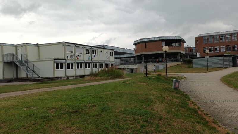 An dieser Stelle soll der Anbau an das Turmair-Gymnasium einmal entstehen. Im Hintergrund die alte Container-Anlage aus dem Jahr 2008.