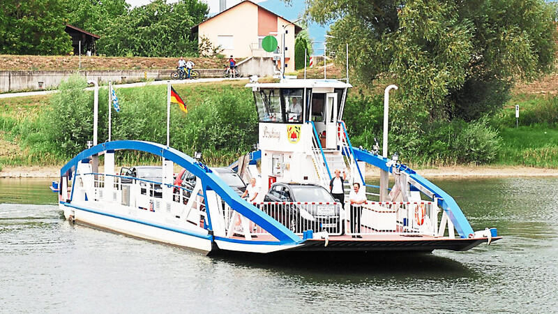 So kennt man die Fähre "Posching": bei der Überfahrt von Mariaposching am linken Ufer nach Stephansposching am rechten. Als "schwimmende Straße" verbindet sie zwei Landkreise.