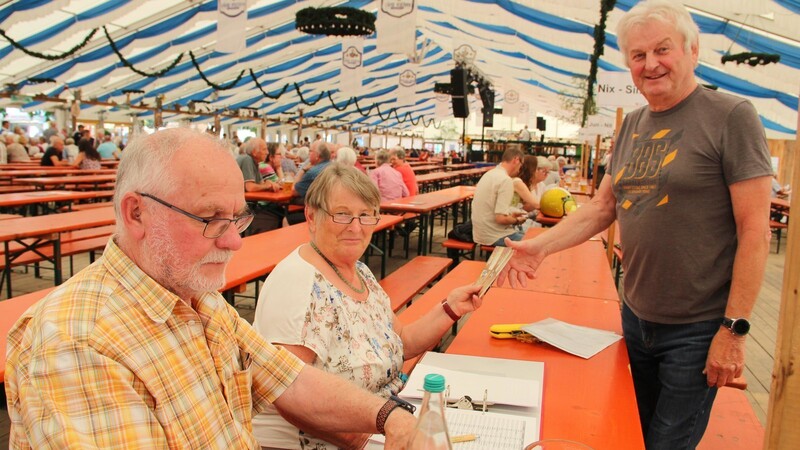 Georg (v.l.) und Marianne Haas bei der Ausgabe der Marken an die Senioren, wie hier an den 72-jährigen Edi Weinberger.