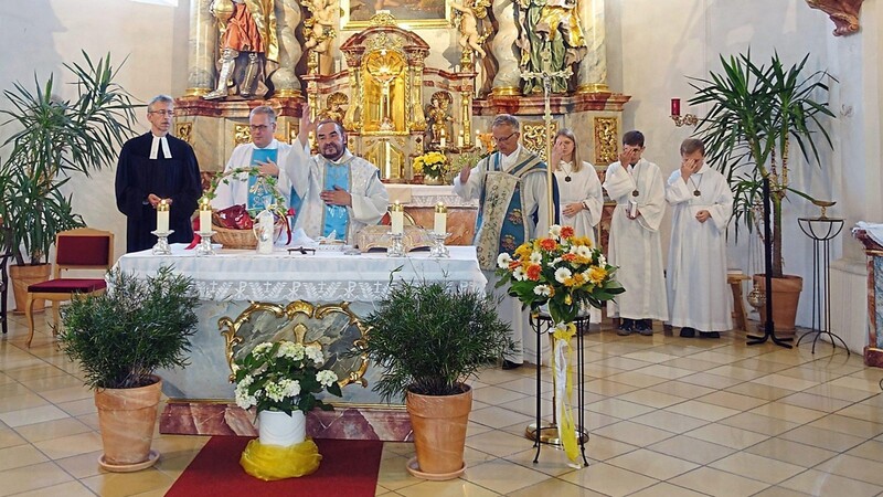 Feierlicher Gottesdienst: Auch Viechtachs evangelischer Pfarrer Roland Kelber (l.) und Stadtpfarrer Werner Konrad (r.) waren dabei.