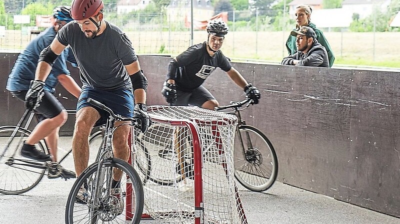 Das moderne Bikepolo wird drei gegen drei gespielt.