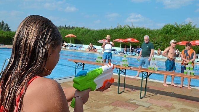 Wasserpistolen-Wettschießen.