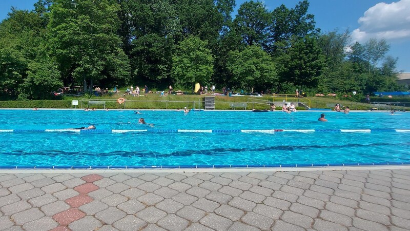 Der milde Sommer ist schlecht für die Freibäder. An den wenigen heißen Tagen ist im Freibad Mallersdorf-Pfaffenberg großer Andrang.