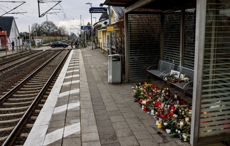 Die Messerattacke in einem Regionalzug von Kiel nach Hamburg hätte möglicherweise verhindert werden können, wenn der Informationsfluss reibungslos funktioniert hätte. 