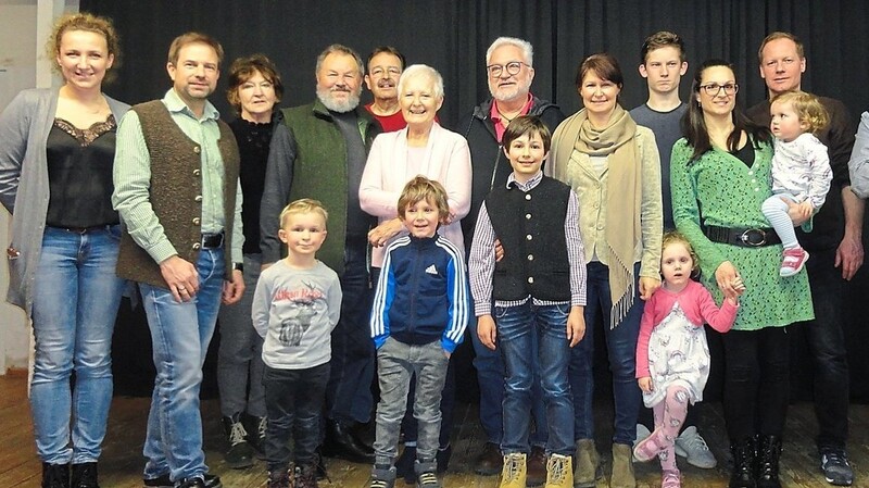 SPD-Ortsvorsitzender Matthias Meier (r.) mit Genossen, Partnern und Nachwuchs-Sozialdemokraten.