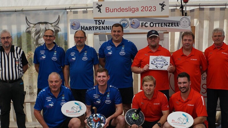 Im Viertelfinale der Bundesliga Süd standen sich der FC Ottenzell (rechts) und der TSV Hartpenning unter der Leitung von Schiedsrichter Georg Ruhland (links) gegenüber.