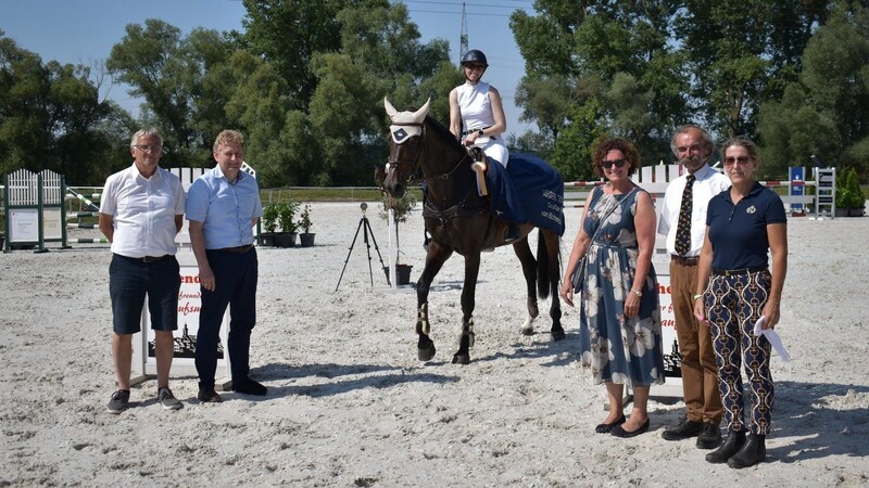 Juliane Stöckl (RFV Straubing-Oberpiebing) mit Pferd Asqui Z gewann den Großen Preis, mit ihr freuten sich (v.l.) Isidor Eichinger, 1. Vorsitzender der Pferdefreunde Eichendorf, Bürgermeister Josef Beham, MdL Dr. Petra Loibl sowie die beiden Richter der Pferdetage, Manfred Fürstberger und Sandra Buchberger.