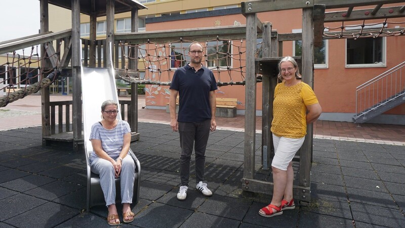 Der Altbau der Pfarrer-Huber-Schule (im Hintergrund), dient der Lebenshilfeschule als vorübergehende Unterkunft. Man habe sich mit der Situation arrangiert, sagen Gabi Boiger (v. l.), Bernhard Willeitner und Kathrin Hippmann. Das zeigen auch die stetigen kleinen Verbesserungen: Hausmeister Manfred Hackl hat kürzlich die morschen Pfosten des Klettergerüsts erneuert, sodass es die Kinder der Lebenshilfeschule wieder nutzen können.