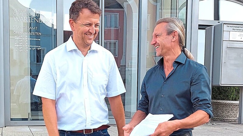 Übergabe des Schriftstücks zum Einspruch der BI gegen das Windrad durch Johann Zehentner (r.) an Bürgermeister Christian Pröbst.  Foto: Bernd Spanier