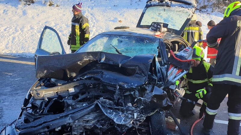 Bei einem schweren Unfall am Dienstagmorgen sind zwei Menschen gestorben.