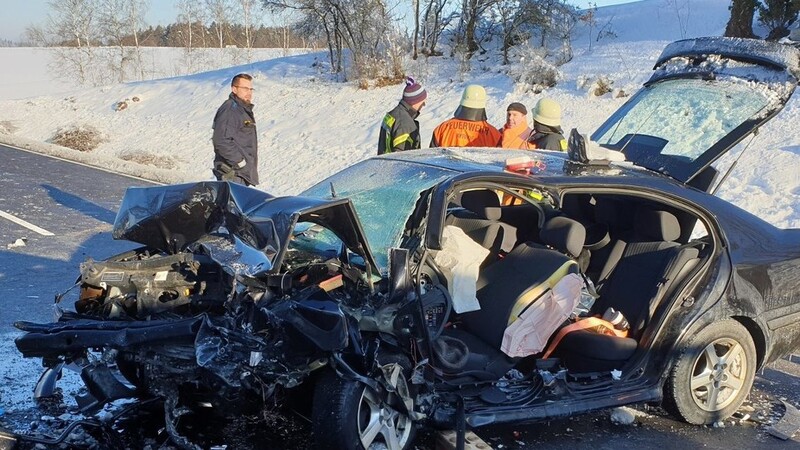 Bei einem schweren Unfall am Dienstagmorgen sind zwei Menschen gestorben.