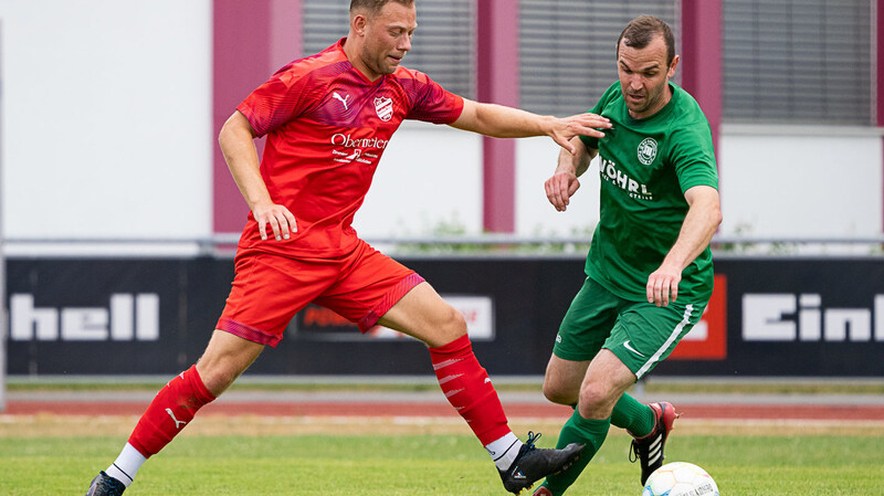 Auf den FSV Landau um Stürmer Christopher Helldobler (in rot) wartet beim Aufsteiger eine schwierige Aufgabe.