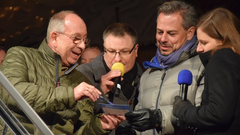 Michael Sporer (3.v.l.) vom Bayerischen Rundfunk las die erste Gewinnerin dieses Advents vor. Anwalt Siegfried Markl (l.), Moderator Ralph Fischer und Patricia Hahn von Lotto Bayern waren gespannt, wer denn gewonnen hat.