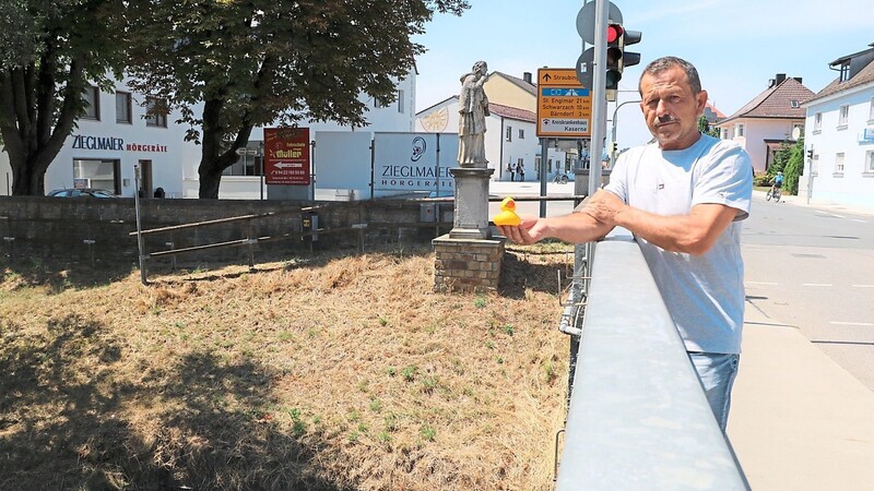 Rund 25 Minuten werden die Schwimmenten von der Nepomukbrücke bis zum Zieleinlauf im Bogenbach treiben, erklärt Hauptorganisator und AL-Leiter Gerhard Stadler.