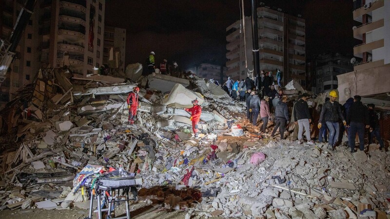 Nach dem schweren Erdbeben suchen Rettungskräfte in Ruinen im türkisch-syrischen Grenzgebiet nach Überlebenden. Einsatzkräfte und Initiativen aus Regensburg wollen in der Krisenregion helfen.