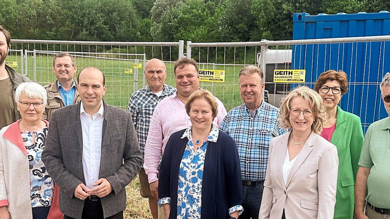 Die CSU-Kreisvorstandschaft mit Florian Oßner MdB an der Spitze (4.v.l.) unterstützt die Geothermie in Altdorf.