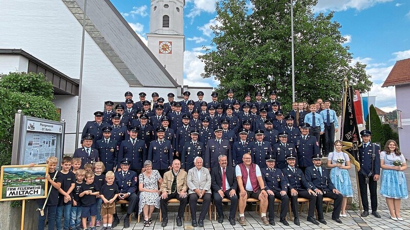 Das neue Vereinsfoto wurde auf den Stufen vor der Pfarrkirche gemacht.