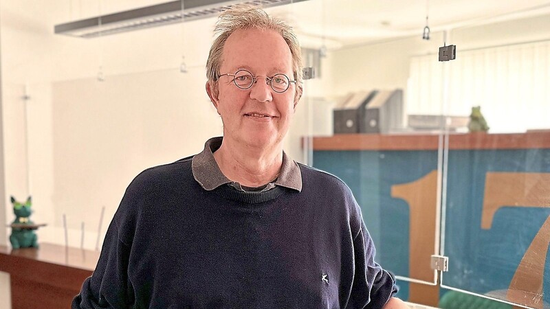 "Ich möchte ausdrücklich nicht nur Privatpatienten behandeln, denn psychische Erkrankungen können jeden treffen, weshalb auch jeder Hilfe bekommen soll": Prof. Dr. Reinhart Schüppel (66) in seiner neu eingerichteten Praxis.