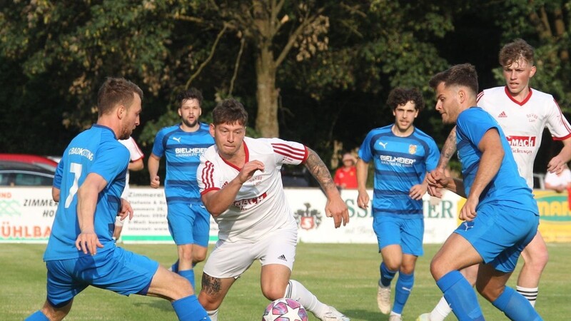 Einen gelungenen Start in die Liga wollen die Osserbuam (in Weiß) gegen die SpVgg Landshut hinlegen