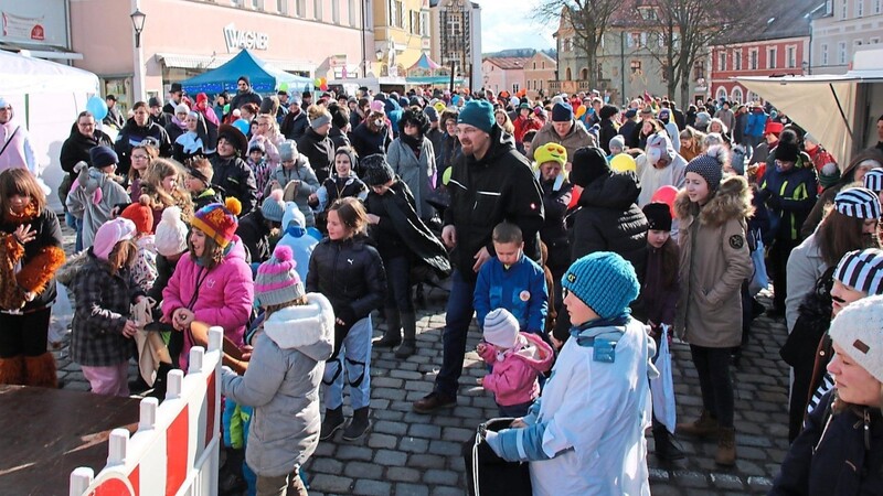 Die Party auf dem Stadtplatz ist alljährlich am Rosenmontagnachmittag ein Publikumsmagnet.