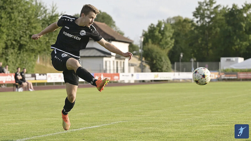 Treffsicher nicht nur mit dem Fuß: Per sehenswerten Kopfball-Lupfer brachte Josef Fisch den TSV Bogen in Führung.