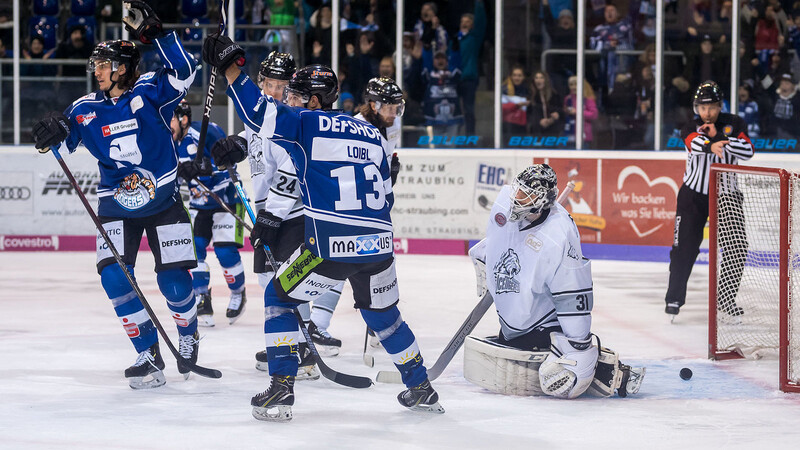 Die Straubing Tigers haben ihr Heim-Derby gegen die Thomas Sabo Ice Tigers Nürnberg mit 6:5 im Penaltyschießen gewonnnen.