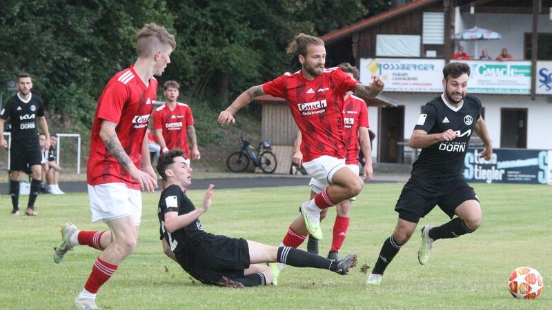 Die Lamer (rote Trikots) standen in der Defensive bombensicher und verdienten sich so den knappen Erfolg über die SpVgg Landshut.