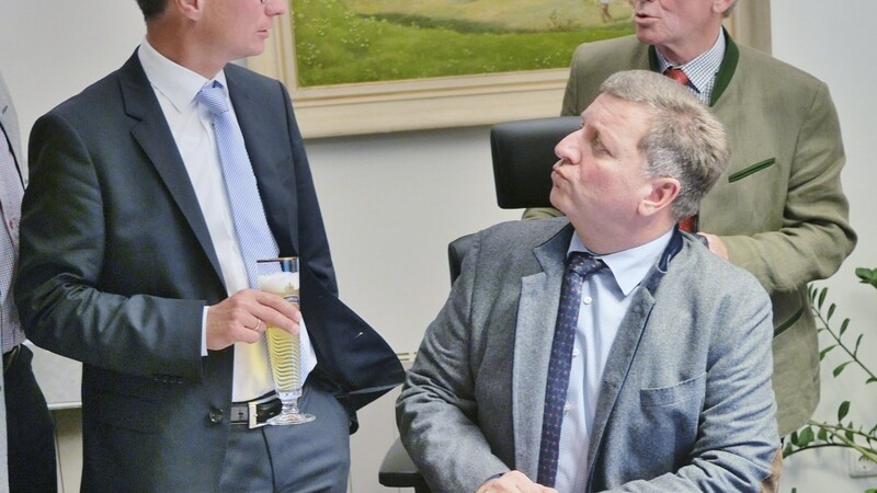 Bernd Sibler (l.) erfährt von Parteifreunden breite Anerkennung, wie hier von Landrat Bernreiter und dem früheren MdB Barthl Kalb (r.).