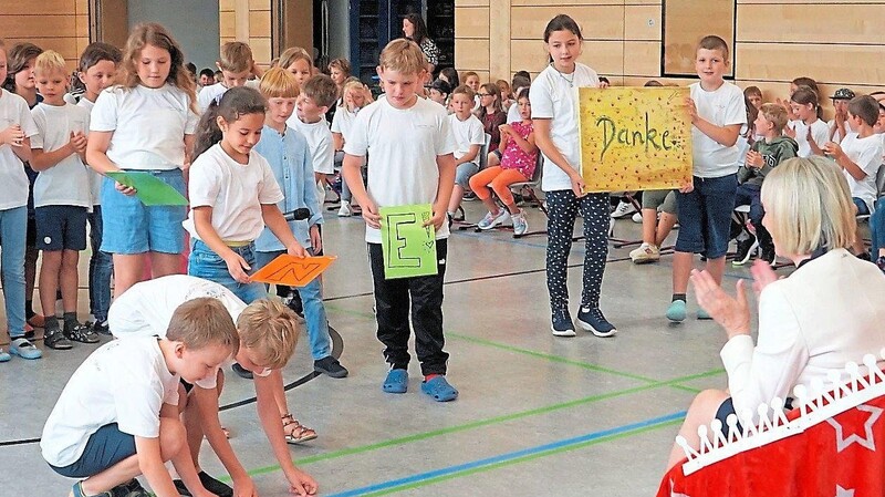 Die Schulkinder sagten "Danke" zum Abschied.