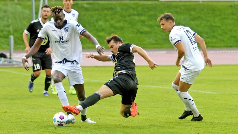 Voller Körpereinsatz: Die Neufraunhofener mit Stefan Brenninger (Mitte) versuchten vergeblich, den 1. FC Garmisch-Partenkirchen um Mouhamadou Ndiaye (li.) in Schach zu halten.