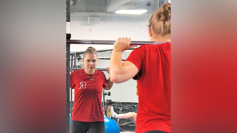 Beim Trainings-Auftakt muss Lorena Ilinca gleich zeigen, wie biegsam und belastbar sie ist.