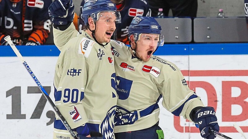 Marcel macht's! Marcel Brandt (r.) feiert mit Luke Adam seinen zweiten Treffer zur 2:0-Führung für die Straubing Tigers.