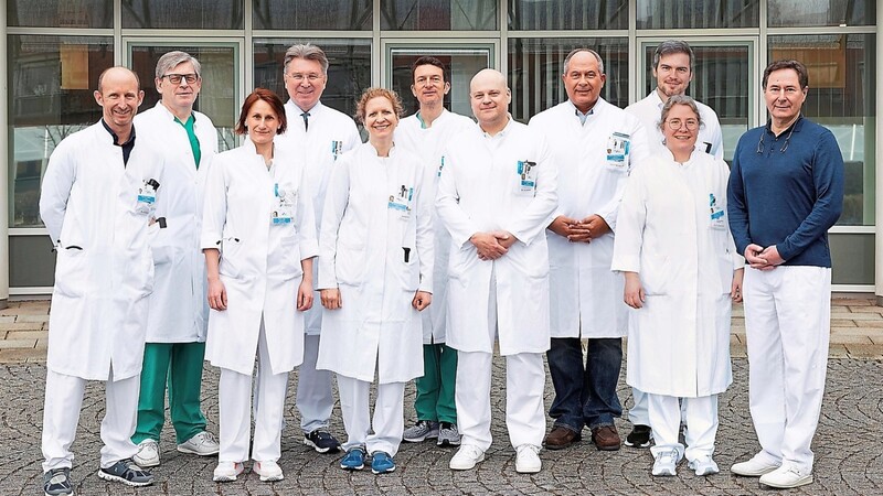 Das Team des Universitären Transplantationszentrums Regensburg (v.l.): Professor Daniel Zecher, Professor Bernhard Graf, Privatdozentin Dr. Lisa Geis, Professor Bernhard Banas, Dr. Katharina Schmidt, Professor Stefan Brunner, Professor Jens Werner, Professor Marcus Scherer, Dr. Markus Götz, Professorin Christina Hackl und Professor Hans J. Schlitt.