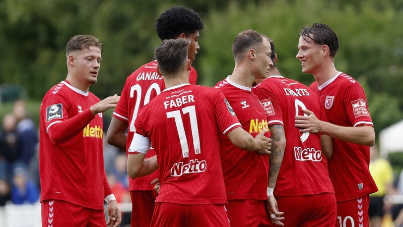 Konrad Faber (Trikotnummer 11, hier beim Toto-Pokal-Einsatz gegen Unterpleichfeld am Dienstag) ist einer der wenigen Verbliebenen aus dem Kader der Vorsaison: Die Regensburger präsentieren sich mit einem neuen Gesicht - und wollen am ersten Drittliga-Spieltag gleich für Aufbruchstimmung sorgen.