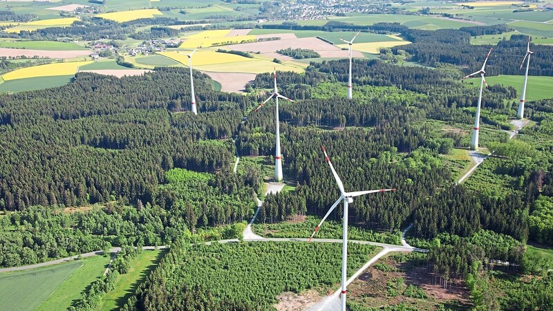 Den Zubau erneuerbarer Energiequellen fordert auch Robert Greb. Allerdings sieht er die Rolle der Rewag eher darin, das regionale Stromnetz für die nötige, vielfache Übertragungsleistung vorzubereiten. "Wir brauchen dickere Kabel, größere Umspannwerke und intelligente Stromzähler." Das seien mehr als genug Investitionen.