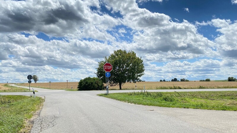 An der Kreuzung der Umgehungsstraße mit der Gemeindestraße von Sallach nach Hadersbach soll rechter Hand ein Hügel aufgeschüttet werden, damit die von Sallach kommenden Autofahrer gezwungen sind, an der Umgehungsstraße anzuhalten und zu schauen, ob aus Richtung Laberweinting ein Auto kommt oder nicht.