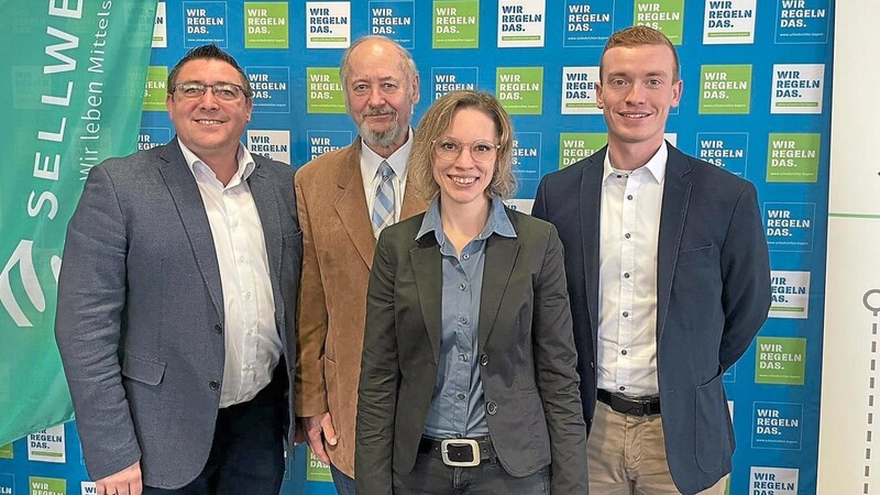 Bezirksschiedsrichterobmann Markus Weigert (v.li.) mit den geehrten Schiedsrichtern Otto Biederer (Ü50, Regensburg), Tina Wölfl (Schiedsrichterin, Amberg) und Stefan Betz (U50, Schwandorf).