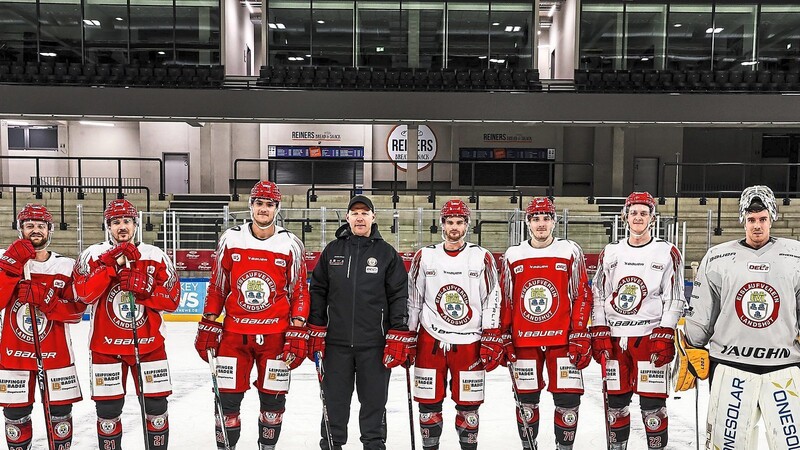 Die Neuzugänge des EVL (v.li.) mit Coach Heiko Vogler (schwarz): Wade Bergmann, David Stieler, John Rogl, Benjamin Zientek, Edwin Schitz, Tobias Echtler und Jonas Langmann.