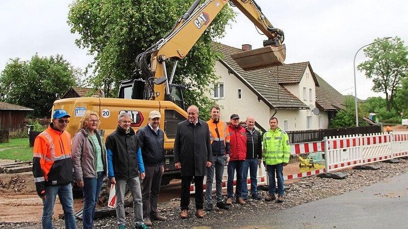 Der Bagger rollt: die Beteiligten vor der Baustelle innerorts von Neubäu am See mit Landrat Franz Löffler (Mitte). In vier bis fünf Monaten soll alles fertig sein.