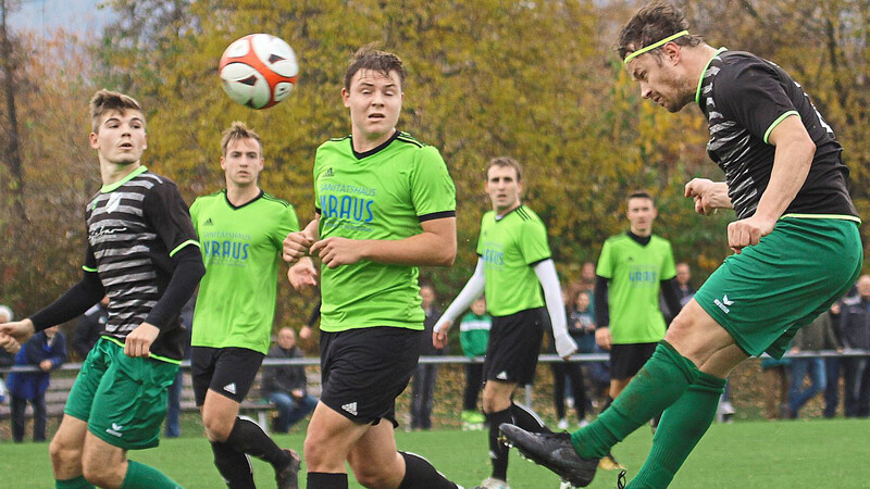 Mit diesem Kopfball bringt Spielertrainer Markus Rainer (rechts) seinen SC Kirchroth auf die Siegerstraße gegen Niederalteich.