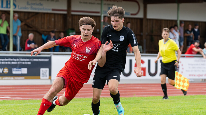 Auf die FSV-Defensive mit Lefter Cuku (in rot) wird gegen Schierling viel Arbeit zukommen, der Aufsteiger hat bereits acht Treffer erzielt.