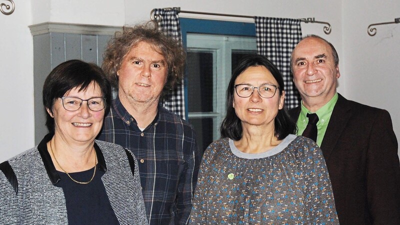 Landtagsabgeordnete Rosi Steinberger (l.) , Bezirksrat Markus Scheuermann, Katharina Mühlebach-Sturm vom Bund Naturschutz und Frank Steinberger, Sprecher des Kreisverbandes von Bündnis 90/Die Grünen, diskutierten über das Thema "Atommüll-Castoren".