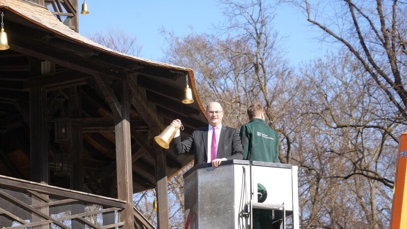 Alles für ein Glockerl: Schweres Gerät, Finanzminister Albert Füracker (l.) und einer der Arbeiter am Chinesischen Turm.