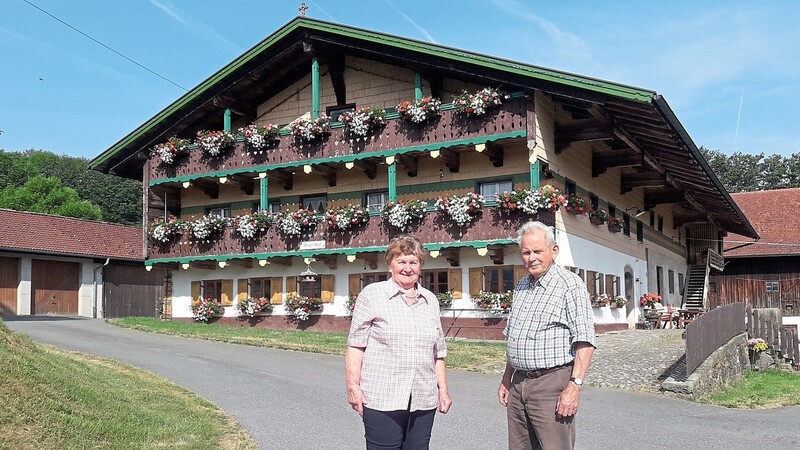 Die Altbauernleute Rosi und Hans Heigl bewirtschafteten bis 2015 den Heigl-Hof in Kriseszell. Das Bauernhaus wurde im Jahr 1854 errichtet. Der Firstbaum aus einem Stück misst 32 Meter Länge.