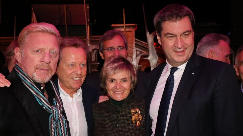 Nicht nur Ministerpräsident Markus Söder (r.) gab Fürstin Gloria bei der Eröffnung ihres Weihnachtsmarktes die Ehre. Auch Tennisprofi Boris Becker (v. l.) und der bekannte Physiotherapeut der Nationalmannschaft, Klaus Eder, waren dabei.