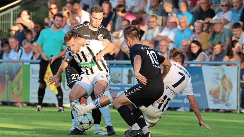 ALLES REINGEWORFEN aber am Ende doch wieder kein Ertrag: Stefan Brenninger (Nummer 7) und Michael Gerauer (li.) boten Schwaig mehr als nur Paroli - am Ende steht der SV Neufraunhofen durch einen Gegentreffer in der Nachspielzeit wieder mit leeren Händen da.