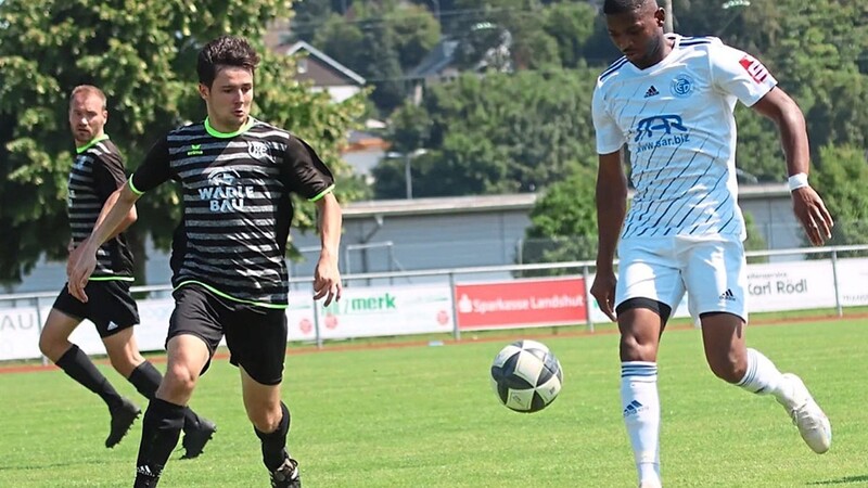 Dingolfings Ben Kouame erzielte in der Nachspielzeit den Siegtreffer für die Blau-Weißen.