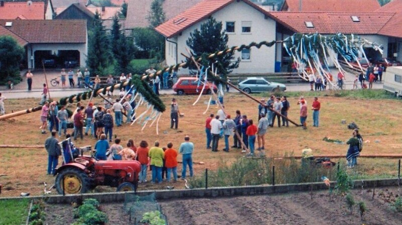 Zur Jahrtausendwende versuchte sich die Feuerwehr Altenkreith an der Wiederbelebung des Kirtas. Dazu wurde freilich ein Baum aufgestellt.