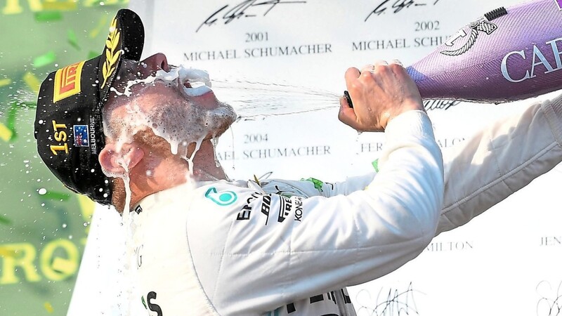 DIE CHAMPAGNER-DUSCHE in vollen Zügen genossen hat Melbourne-Triumphator Valtteri Bottas.